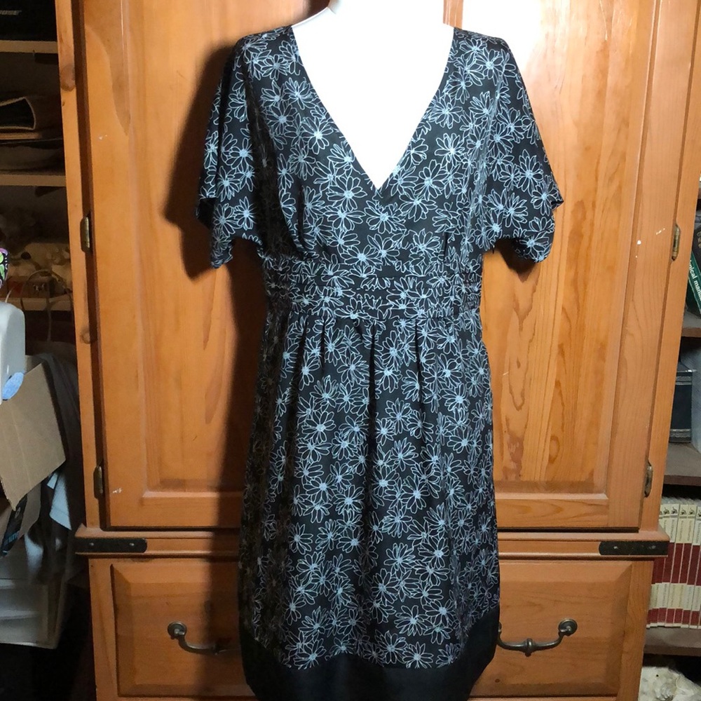 LIKE NEW BLACK/WHITE DRESS ANN TAYLOR LOFT SIZE 8